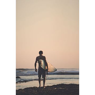 Fototapete Surfer mit Surfbrett Abendrot, Blau und Schwarz von ESTAhome